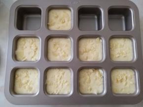 12稍微震一下大气泡，撒上一些杏仁片装饰一下