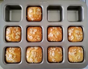 14烤好后在烤箱中放两分钟再取出来，直接在模具里晾凉，我用的是不粘模具，如果没有不沾模具用纸托或者杯子都是可以的。