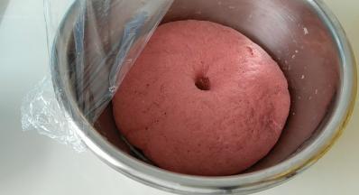 面团发酵到这样，体积明显两倍大，手指戳一个洞，不变形不回缩，即发酵好。