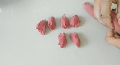 面团充分揉捏排气后，搓成细长条，然后分成小剂子。