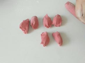 面团充分揉捏排气后，搓成细长条，然后分成小剂子。