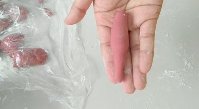 每一个小剂子，都搓成一头细，一头粗的样子。