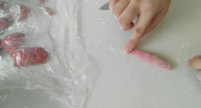 细的那头，用手摁扁。