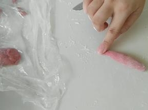 细的那头，用手摁扁。
