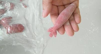 然后用刀，切出如图所示的尾部。