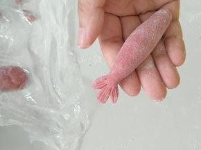 然后用刀，切出如图所示的尾部。