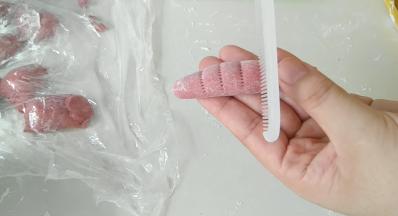 用一把新梳子，压出痕迹。