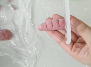 用一把新梳子，压出痕迹。