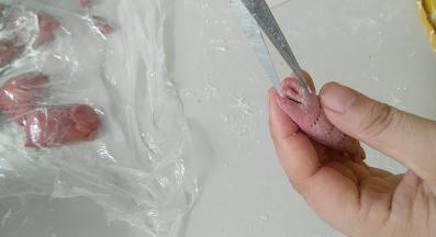 粗的那头，剪三刀。