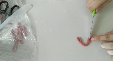 制作大钳子，如图所示。