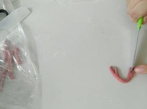 制作大钳子，如图所示。