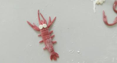 贴上去，也可以蒸的时候，在贴上大钳子。