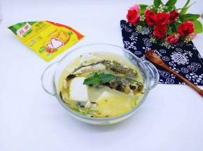 盛入碗中，鲜香味扑鼻而来。宝贝已经等不及啦！