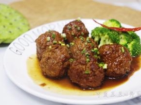 13. 放好狮子头，摆好西兰花，淋上锅里的汤汁，最后撒上葱花。这样一道味美诱人的蛋黄狮子头就完成啦！