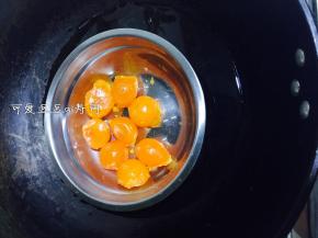 2. 先把咸鸭蛋黄上锅蒸熟，我们用熟的来做，是怕后面烧的时候，狮子头太大不容易烧透，所以先蒸熟，也可以用烤箱烤熟，那样会更油一些。
