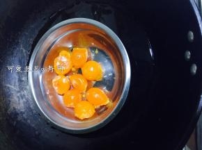 2. 先把咸鸭蛋黄上锅蒸熟，我们用熟的来做，是怕后面烧的时候，狮子头太大不容易烧透，所以先蒸熟，也可以用烤箱烤熟，那样会更油一些。