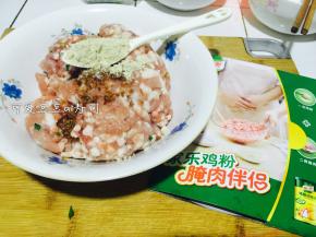 3. 下面来处理肉末。我买的肥瘦都有的肉泥，不喜欢肥肉的可以选择全瘦的猪肉，也可以加一些牛肉泥。加入鸡粉、糖、料酒、生抽、老抽、生粉，拌匀上劲。