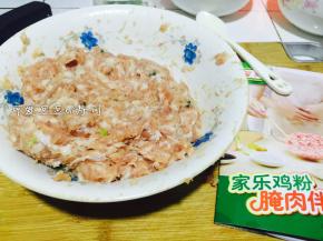 4. 拌好的肉泥就会有一些韧性，但是不要过度。否则后面油炸肉收紧的时候会裂开的。