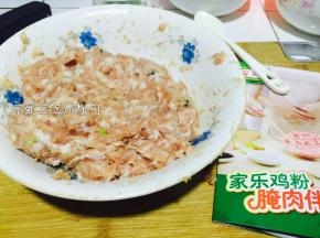 4. 拌好的肉泥就会有一些韧性，但是不要过度。否则后面油炸肉收紧的时候会裂开的。