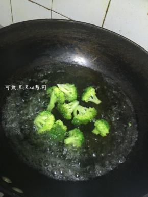 7. 锅中水烧滚，把洗干净的西兰花切小，放入滚水中焯烫一下捞起。