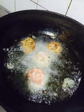 8. 另起一个锅，倒入一大碗热油，将搓好的肉丸子油炸一下，下锅不要马上翻动，炸一会再翻过来炸。