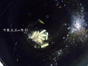 10. 锅中放入少量油，热锅冷油加入生姜