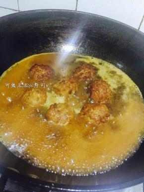 11. 锅中加开水，倒入少许生抽，老抽，盐，糖，大火煮开，转中火炖煮一会儿。