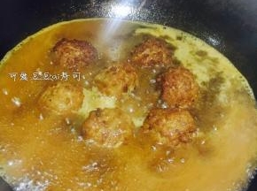 11. 锅中加开水，倒入少许生抽，老抽，盐，糖，大火煮开，转中火炖煮一会儿。