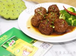 14. 这道菜加入了家乐鸡粉，味道更加鲜美了。