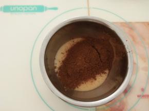 炼乳和可可粉放入搅拌盆里