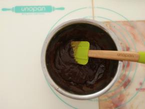 用刮刀搅拌均匀