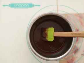 用刮刀搅拌均匀