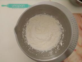 淡奶油放入盆里，用电动打蛋器打发