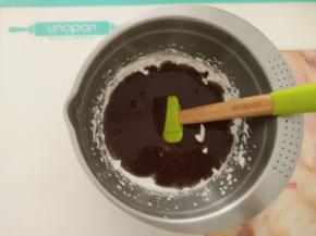 把拌匀的可可浆倒入打发的淡奶油中