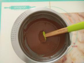 用刮刀搅拌均匀