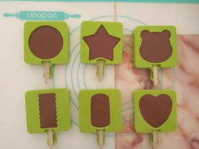 拌好的雪糕液倒入模具中，放入冰箱冷冻一夜。