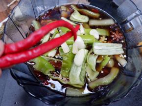 喜欢辣一点可以放点朝天椒，放冰箱腌一夜即可食用