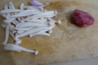 材料如图，首先处理食材，菇切段，肉切片