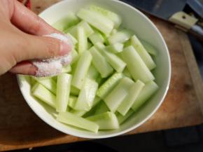 放多点盐，拌匀，放一旁静置，把黄瓜杀出水