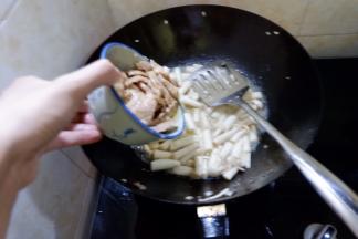 海鲜菇炒软后倒入肉片，翻炒均匀，放盐调味