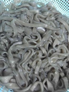 冲完冷水后然后沥干水，把白菜梗切条，备好蒜沫，葱段……开火下油把白菜梗大火爆炒到六成熟放在一边备用！然后再爆香蒜沫、葱段后加入红薯粉炒，炒的过程中可适量加点香料 酱油，炒到有香味后加入备好的白菜梗再用大火翻炒几下即可上碟