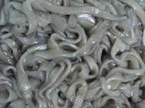 冲完冷水后然后沥干水，把白菜梗切条，备好蒜沫，葱段……开火下油把白菜梗大火爆炒到六成熟放在一边备用！然后再爆香蒜沫、葱段后加入红薯粉炒，炒的过程中可适量加点香料 酱油，炒到有香味后加入备好的白菜梗再用大火翻炒几下即可上碟