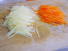 土豆切丝，胡萝卜切丝，蒜切末，香菜切段，备用