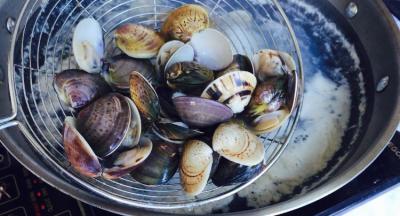 煮开口后捞出清洗干净，多清洗几遍，会有沙子！