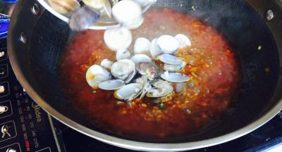 水沸腾后加入刚刚处理干净的花甲，进行烹饪！