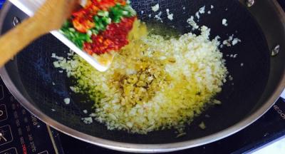 在依次加入泡椒碎，豆瓣酱，青椒碎，剁辣椒等佐料！