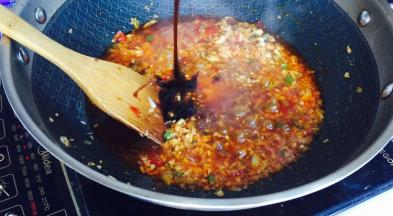 加入食用盐5克，生抽，老抽等佐料，进行调味！加入清水60ml