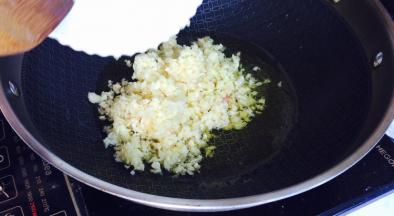 热锅冷油，加入切好的蒜末和姜末，这里的蒜末会偏多一点！