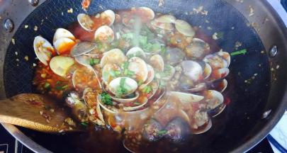 出锅前撒点葱花，香喷喷的蒜辣花甲就完成！一道美味的家常菜！