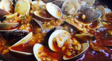 中火焖煮3分钟左右，不用煮太久，焯水后的花甲就已经熟，这里只需要入味